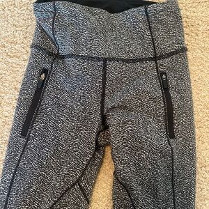 Lululemon black and white patterned leggings size 2